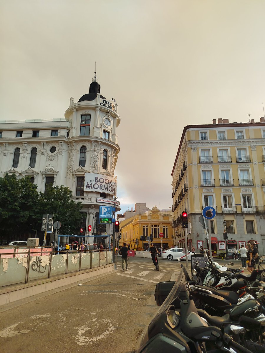 rosqui's tweet photo. literal lloviendo ceniza en el centro de Madrid https://t.co/QNLmQ590ge