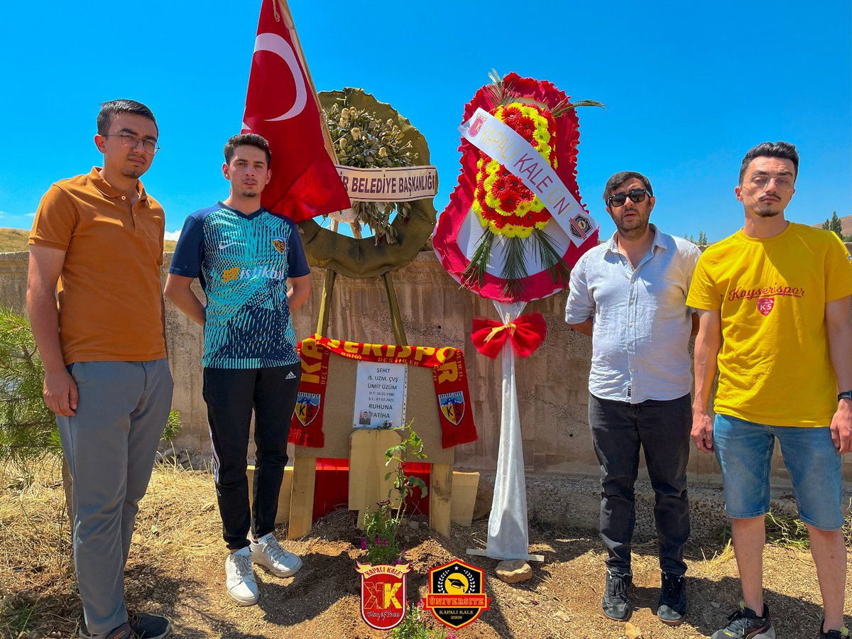 Pençe-Kilit harekat bölgesinde şehit olan kahraman mehmetçiklerimizden hemşehrimiz Uzman Çavuş Ümit Üzüm’ün kabrini Sarız'da ziyaret ettik. Vatan uğruna can veren tüm şehitlerimize Allah’tan rahmet diliyoruz. 
#KampüslerinKalesi