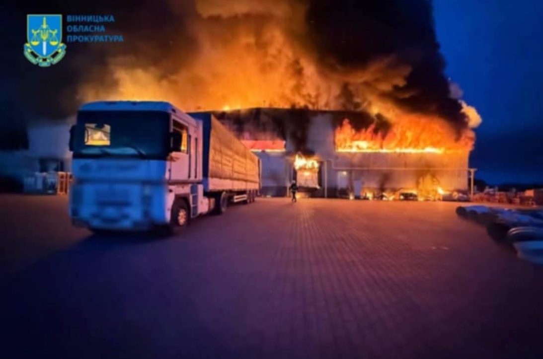 thomas_dudek's tweet image. Im ukrainischen Winnyzja wurde gestern bei einem russ. Luftangriff die Fabrik eines polnischen Parkettherstellers getroffen. Zwei Personen wurden schwer verletzt. Russlands Chargé d'affaires in Polen behauptet jedoch, dass die Vorwürfe unbegründet sind. Dreiste Kreml-Lügner.