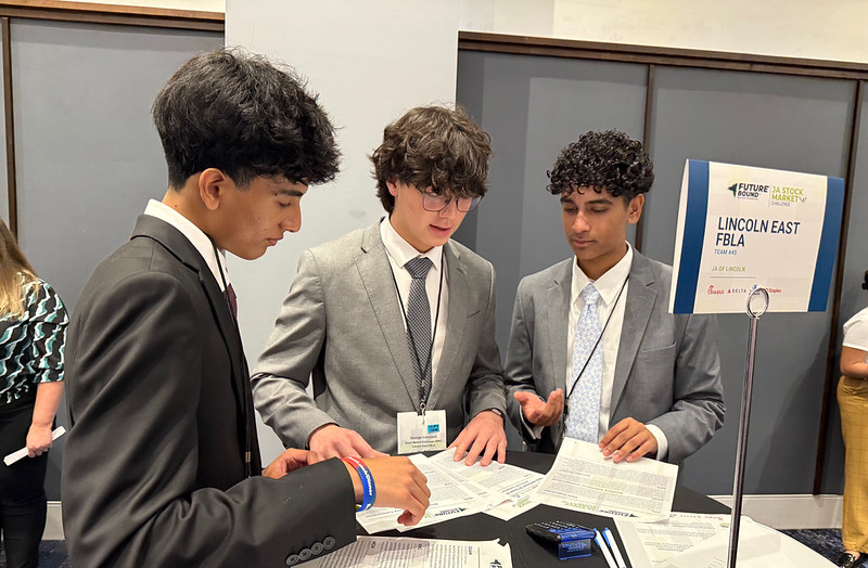 LPSorg's tweet image. Three @easths students became top traders this summer at a national stock market contest! 📈 Ronav, Anish and George placed 8th out of 45 teams at the @JA_USA Stock Market Challenge in Atlanta. #LPSProud
Read more about their blue-chip feat in this story: lps.org/post/detail.cf…