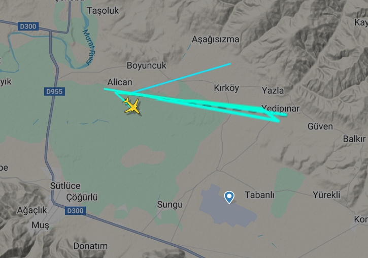 AJet'in #VF4243 Muş - Ankara seferini yapan TC-JFZ tescilli Boeing 737 tipi uçağın kuşa çarpması nedeniyle, kokpit ekibi Muş'a geri dönüş kararı aldı.

Uçak emniyetli şekilde havalimanına indi.
Yolcular otele alınırken, havalimanının yayımlanmış B6190/25 nolu NOTAM kapsamında