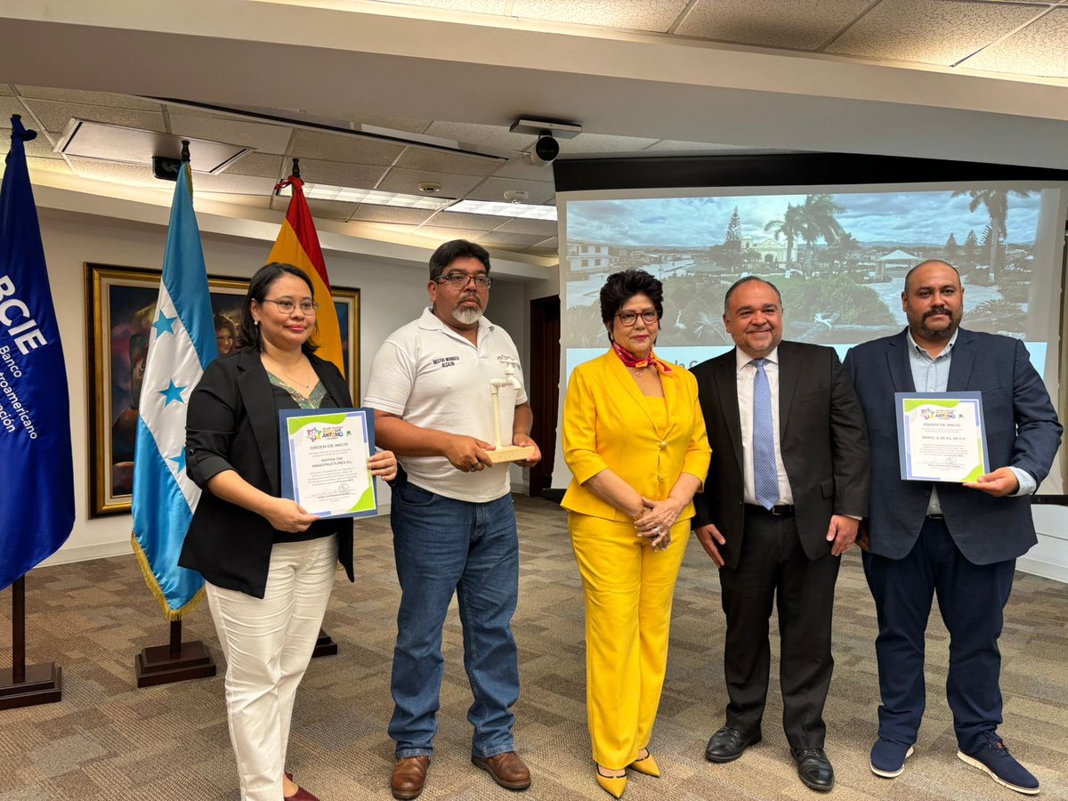 Como Directora por Honduras ante <a href="/BCIE_Org/">BCIE</a>, celebro el inicio del proyecto de agua potable en Villa de San Antonio, Comayagua.Con US$7.6M y apoyo del Fondo Honduras-España, transformaremos la vida de +25,000 personas con acceso sostenible y calidad. 🇭🇳 <a href="/XiomaraCastroZ/">Xiomara Castro de Zelaya</a> sí cumple.