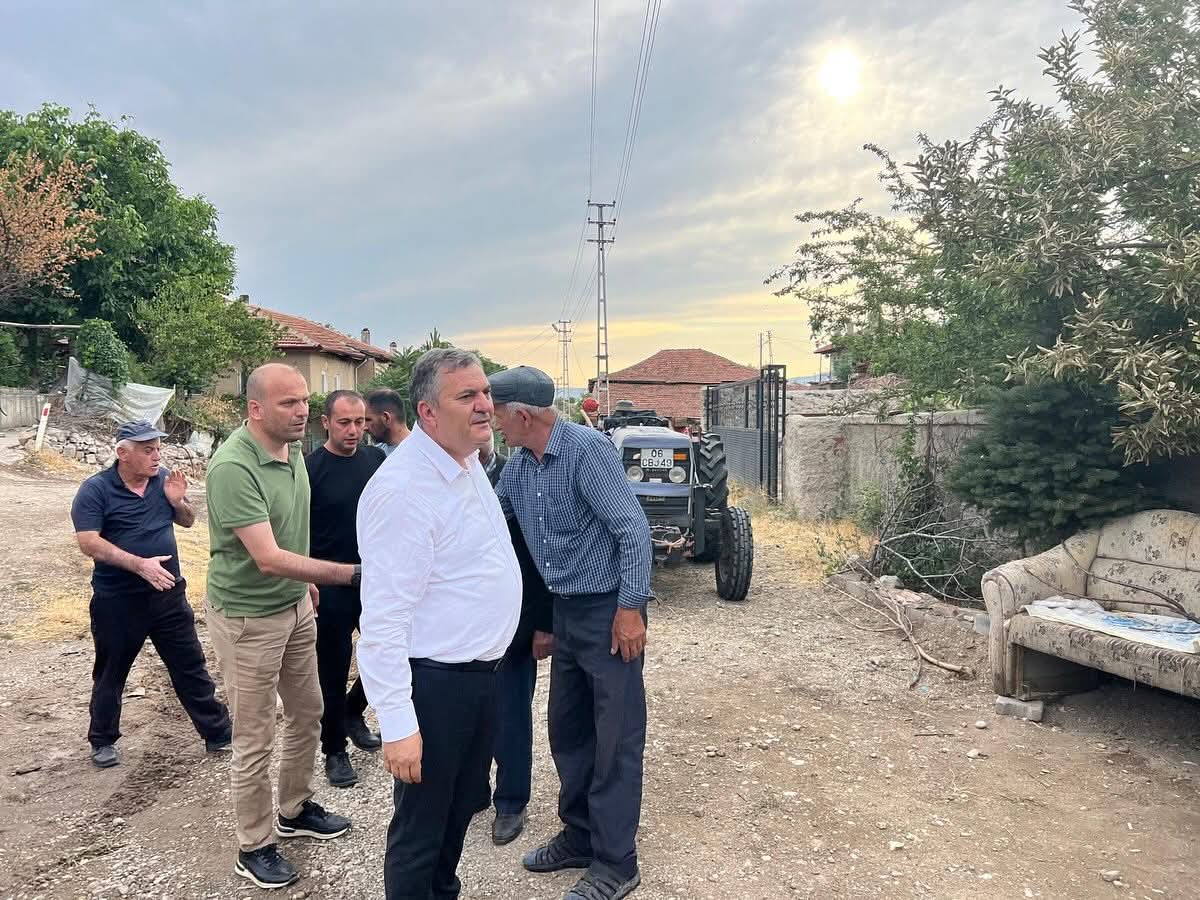 avbakidemirbas's tweet photo. Belediye Başkan Yardımcımız Akif Çiftçi ile birlikte Yakuphasan Mahallesi’nde meydana gelen yangın sonrası evleri zarar gören Adem Özyurt ve Erol Özyurt’u ziyaret ederek geçmiş olsun dileklerimizi ilettik. 

Çubuk Belediyesi olarak zor günlerde dayanışmanın önemine inanıyor, hemşehrilerimizin yanında olmaya devam ediyoruz. 

Birlikte bu zor zamanların üstesinden geleceğiz.

#YakuphasanMahallesi #BirlikteDahaGüçlüyüz #GeçmişOlsun #ÇubukBelediyesi #Ankara #Dayanışma