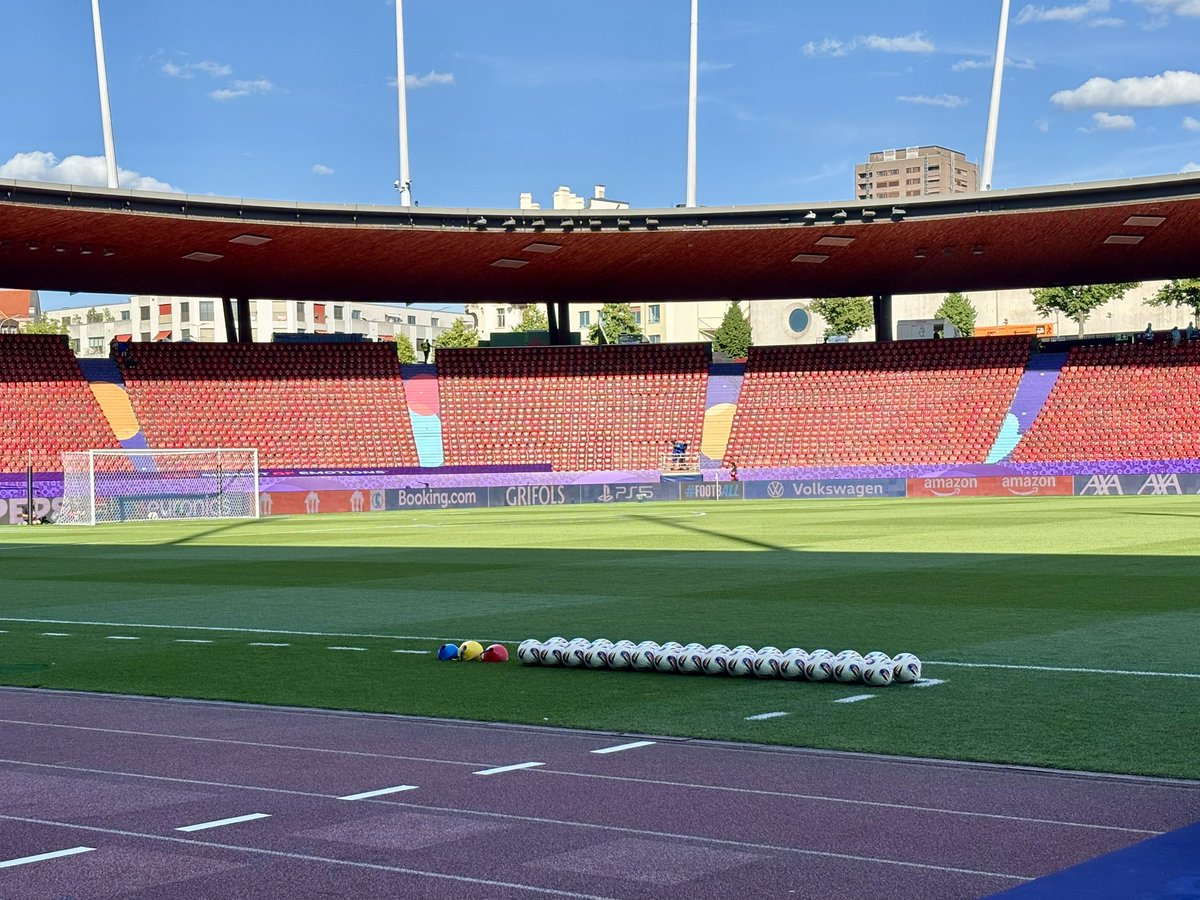 There’s something about these teams’ equipment managers that appeals. 

England: a pyramid of 10 balls, the rest laid out in a dead-straight line

Sweden: EVERY ball delicately placed with the logo in EXACTLY the correct position.

A lesson for kitmen everywhere: up your game.