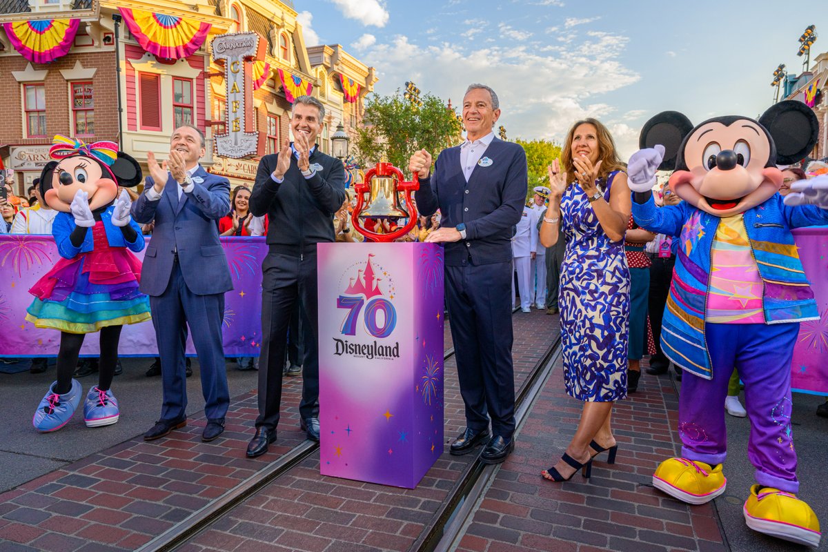 #Disneyland Resort, "El Lugar Más Feliz del Mundo", celebra sus primeros setenta años honrando a las personas que han hecho posible esos recuerdos: los miembros del elenco de Disneyland Resort. ¡Feliz Cumpleaños, <a href="/Disneyland/">Disneyland Resort</a>! #Disneyland70