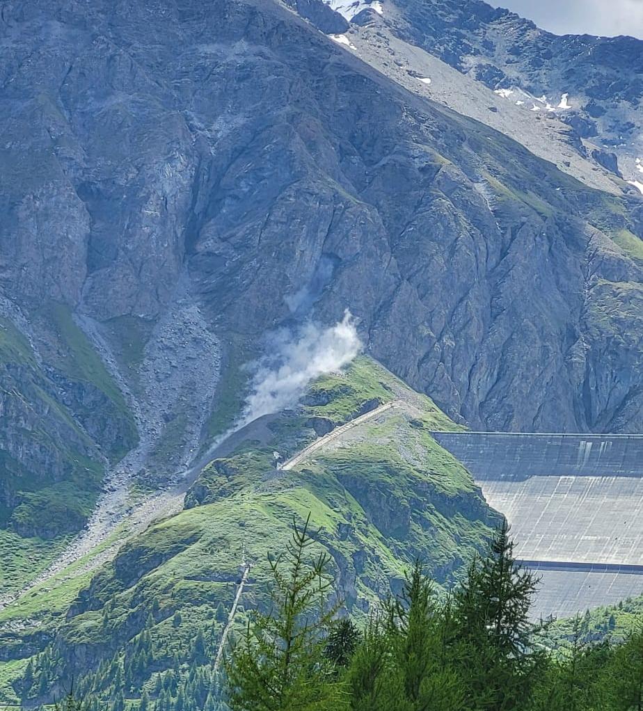 subfossilguy's tweet image. On 12th July, a 5,000 m3 rockslide occurred near Grande Dixence dam in Valais! 🪨🌊
rts.ch/info/regions/v…
The press release from the local authority from yesterday states continuing instability and that the area is still closed! 🚫
heremence.ch/data/documents…