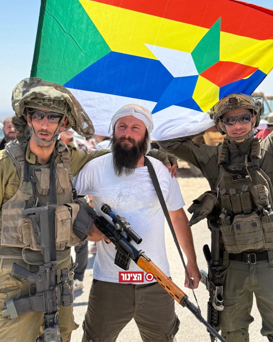 uricohenisrael's tweet image. The Druze in Syria thank and embrace the IDF soldiers.🫡🇮🇱