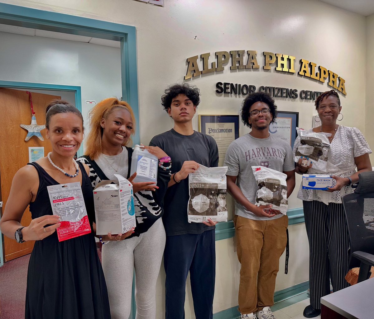 LeroyComrie's tweet image. Our youth visited the Alpha Phi Alpha Senior Center to deliver masks and supplies a small act of care that goes a long way. When young people give back, it keeps our communities strong and connected. #Queens #CommunityCare #YouthInAction