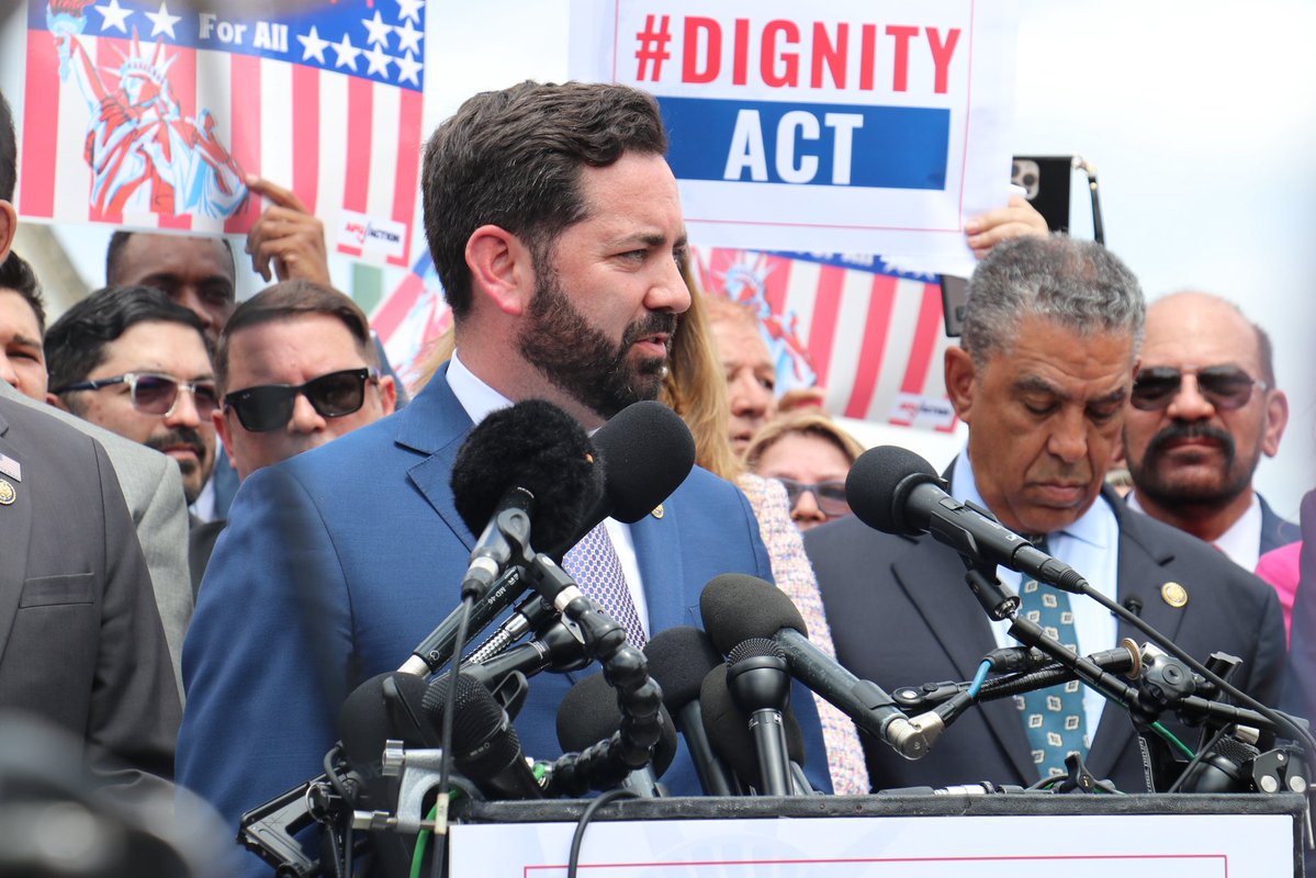 RepMikeLawler's tweet image. Extremely glad to partner with bipartisan colleagues in introducing the updated DIGNITY Act of 2025. As President Reagan said, America is a shining city on a hill for those seeking a better life. Our bill clears visa backlogs, supports ag workers, and boosts high-skilled…