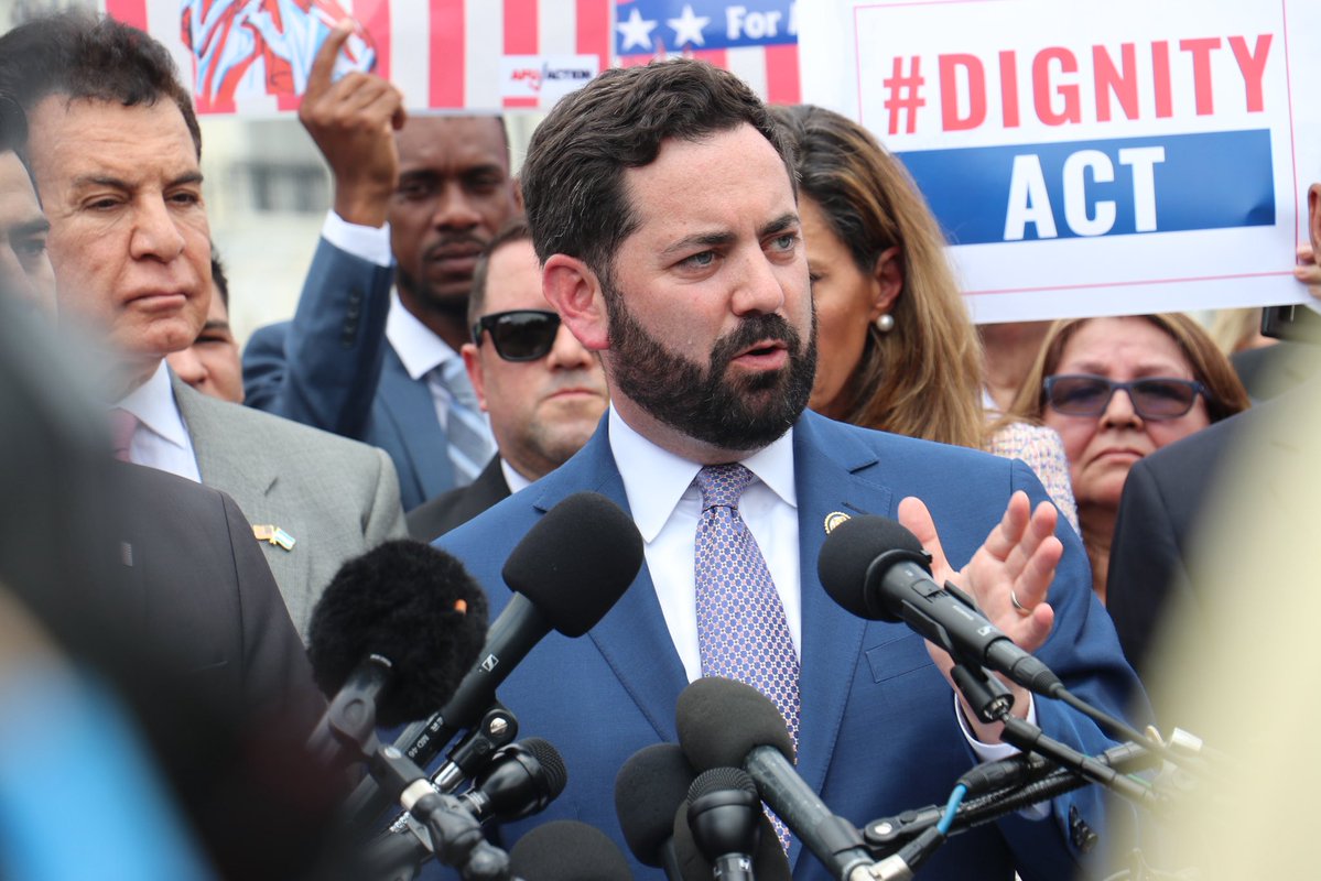RepMikeLawler's tweet image. Extremely glad to partner with bipartisan colleagues in introducing the updated DIGNITY Act of 2025. As President Reagan said, America is a shining city on a hill for those seeking a better life. Our bill clears visa backlogs, supports ag workers, and boosts high-skilled…