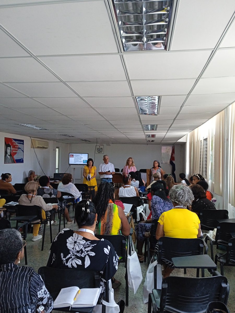 Comienza el Seminario Municipal de la Dirección General de Regla con toda la entrega,compromiso y emoción.Invitados de la Provincia y el Partido.Educación siempre de calidad❤️🇨🇺Trabajo por comisiones
<a href="/EducacionRegla/">Dirección General de Educación Regla</a> 
<a href="/YolivanC41557/">Yoliván Prevost Candó</a> 
<a href="/Roilancu1/">Roilán Rodríguez Barbán</a> 
<a href="/DirectEducaHab/">Karenia Marrero Arrechea</a> 
<a href="/SaerySerrano/">Saery Serrano</a>