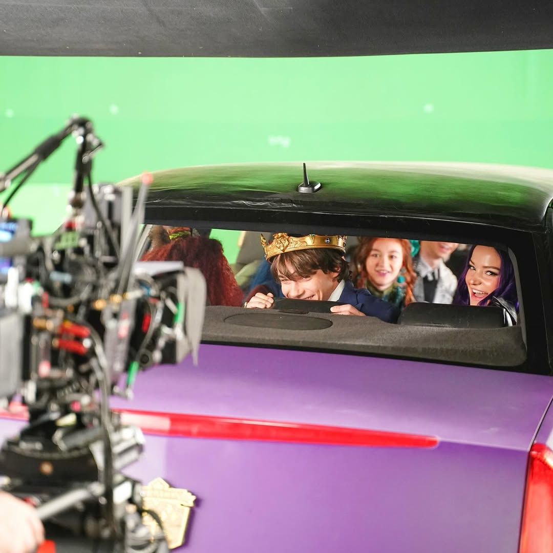 Descendentes4BR's tweet photo. Novas imagens dos bastidores de "Descendentes 3".💙 https://t.co/o2Z2eurcNZ