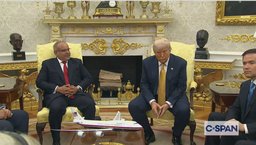 HowardMortman's tweet image. Gold accents in the Oval Office ... (from Wednesday: President Trump with the Crown Prince and Prime Minister of the Kingdom of Bahrain Salman bin Hamad Al Khalifa)