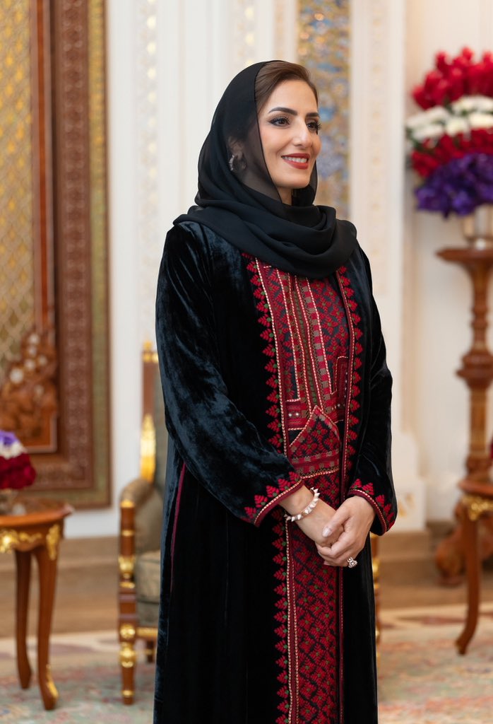 السيدة الجليلة أنيقة الحضور .. وعنوان الأصالة 

في أبهى إطلالاتها العمانية ✨♥️