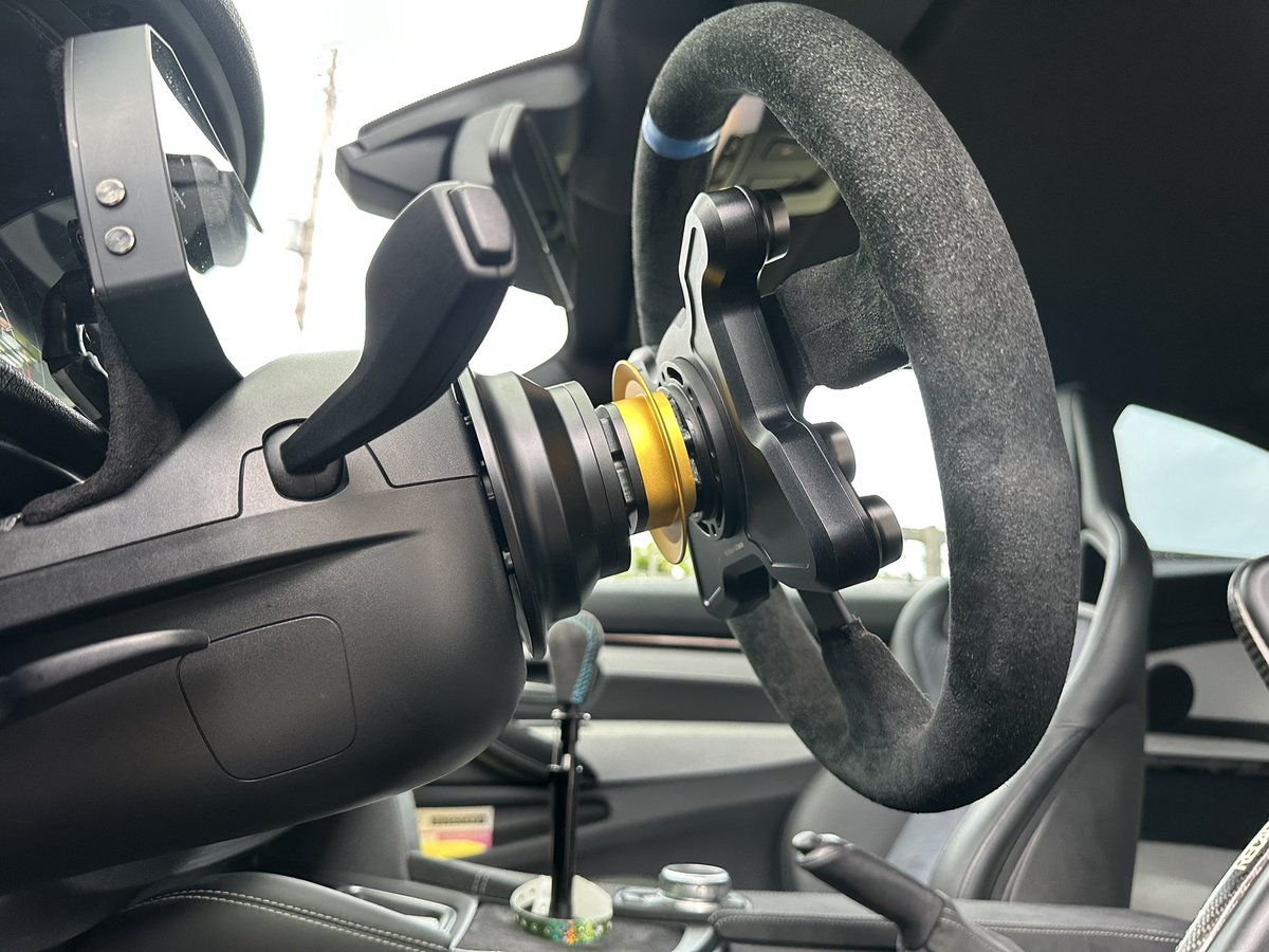 motokatarahasa's tweet image. うちのM4、jqwerksのステアリングハブ、パドル無しに交換。
特に変わり無し…
ホーンボタンのデザインくらいか。