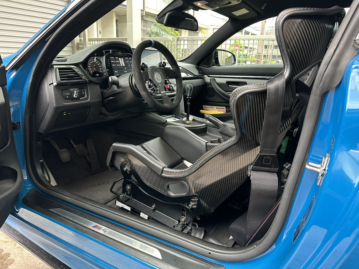 motokatarahasa's tweet image. うちのM4、jqwerksのステアリングハブ、パドル無しに交換。
特に変わり無し…
ホーンボタンのデザインくらいか。