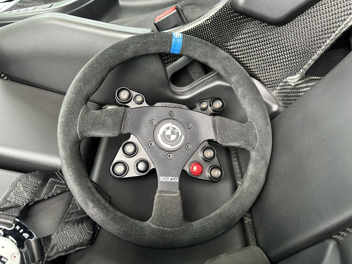 motokatarahasa's tweet image. うちのM4、jqwerksのステアリングハブ、パドル無しに交換。
特に変わり無し…
ホーンボタンのデザインくらいか。