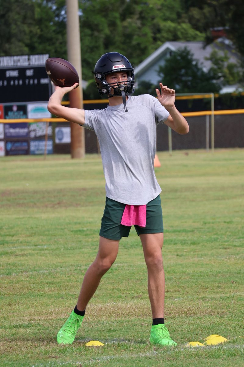 TCarsonBerry's tweet image. Practice ended but I wasn’t done 😤
Got an extra hour of throws in — shoutout to my teammate who stayed to run routes
@C_Dukes11 had me locked in on every little stance and motion like a QB scientist 🧪😂
#ExtraWork #QBThings #TrustTheProcess
@BigGreenIndian