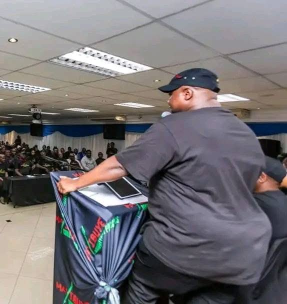 86ngwato's tweet image. This shapeless woman goba ke monna naa aii .@FloydShivambu your a fool mpara tena