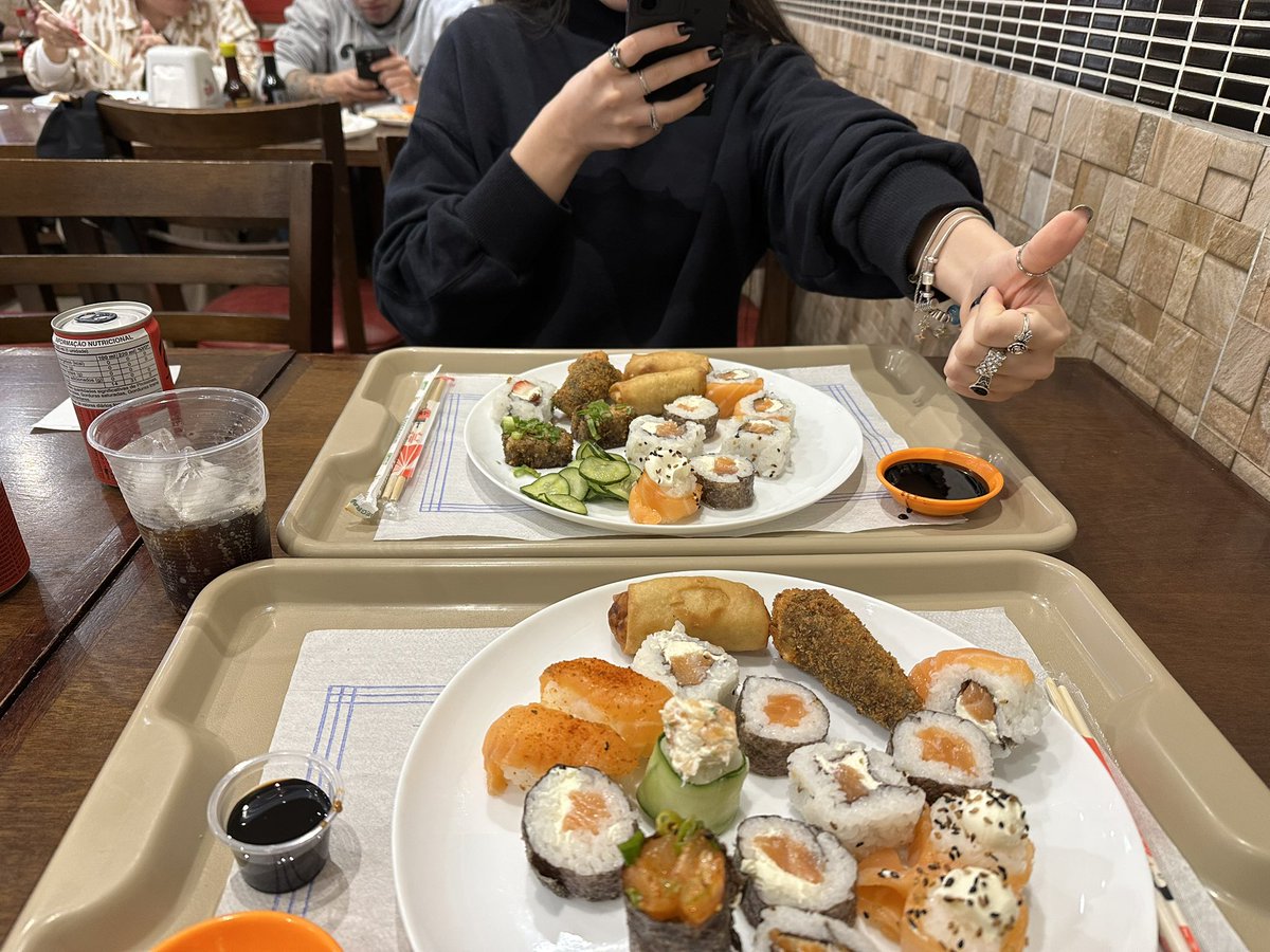 lisacaptor's tweet image. eu e minha miguxa 🍣🥢⭐️