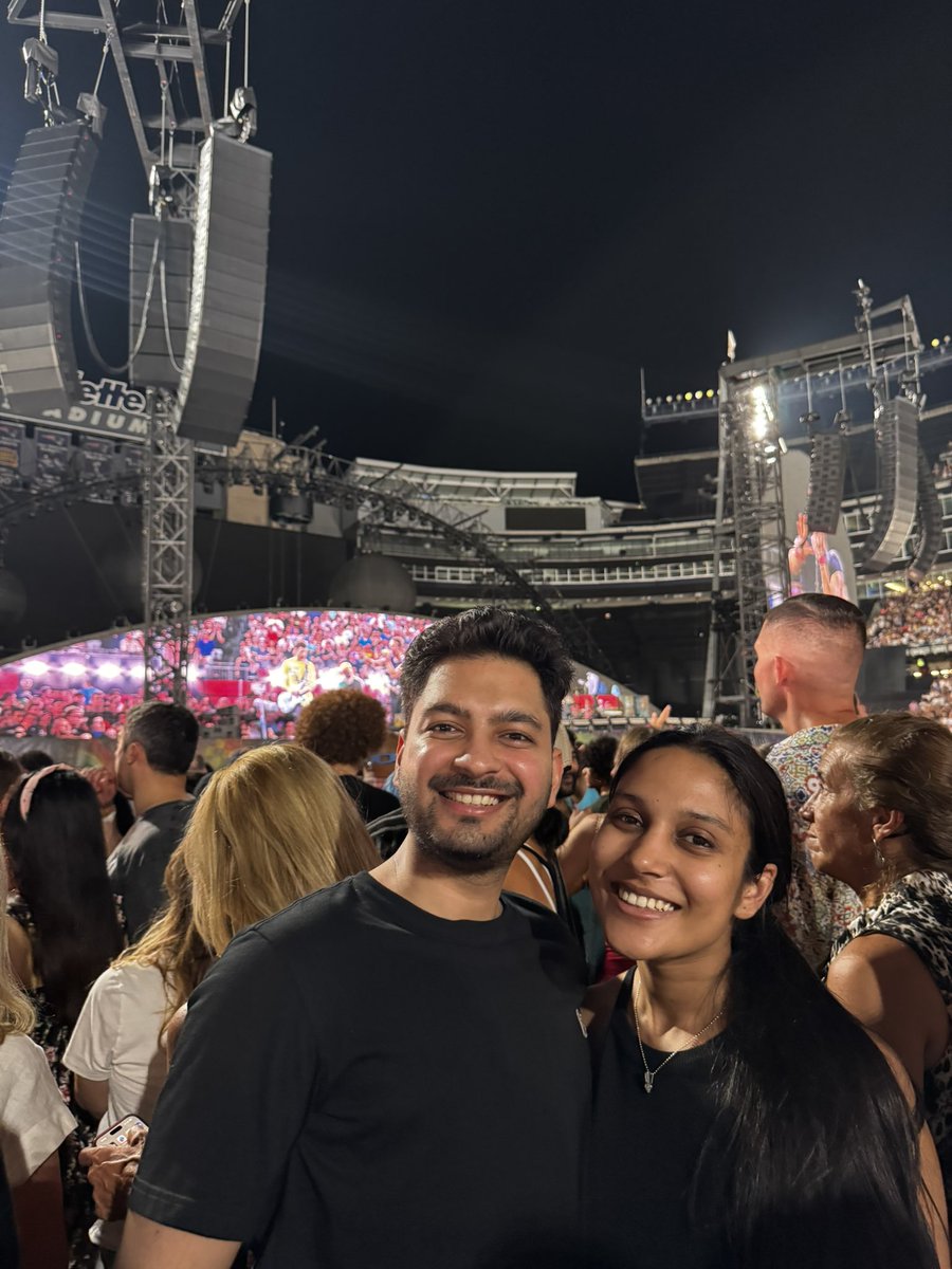divlohia's tweet image. Literally was there last night when the jumbotron caught them. I was like maybe she’s just shy.
My wife ‘100% its an affair’ . Well 🤷♂️