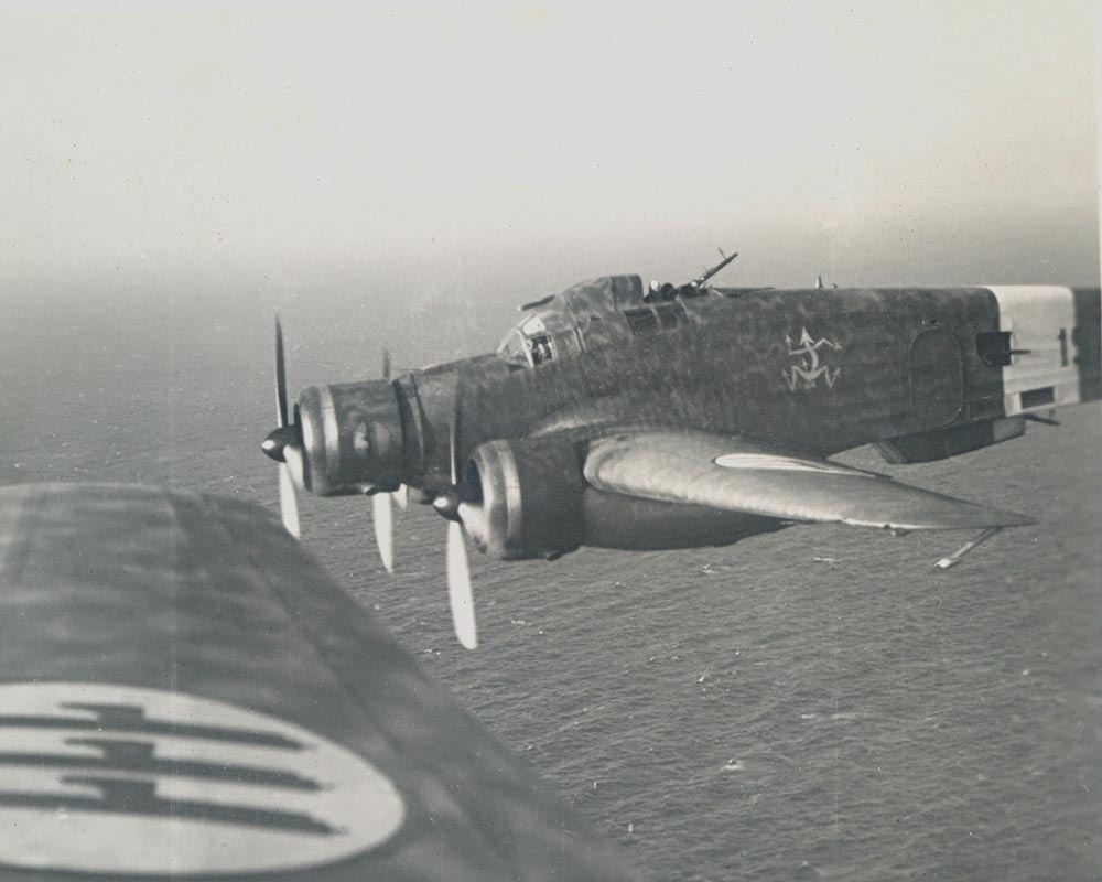 TAmarcord's tweet photo. #WW2, on #July16, 1943, after the allied landing in #Sicily, there was an Italian victory. A solitary #SM79 "#Sparviero" torpedoed the #British aircraft carrier "#HMSIndomitable" putting it out of service for almost a year.

Details: https://t.co/UaHHregm75

#indomitable #navy https://t.co/NthPtfjIuB