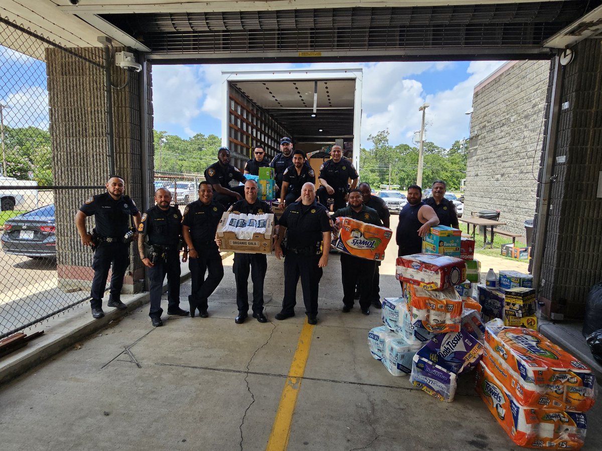 HCSO_D3Patrol's tweet image. We have loaded up our final donations for Kerr County. BIG Thank you to our D3 Community and staff for coming together in this time of need for our fellow Texans.   

Kerr County, we are coming. We got your back.

@SheriffEd_HCSO 
@HCSOTexas