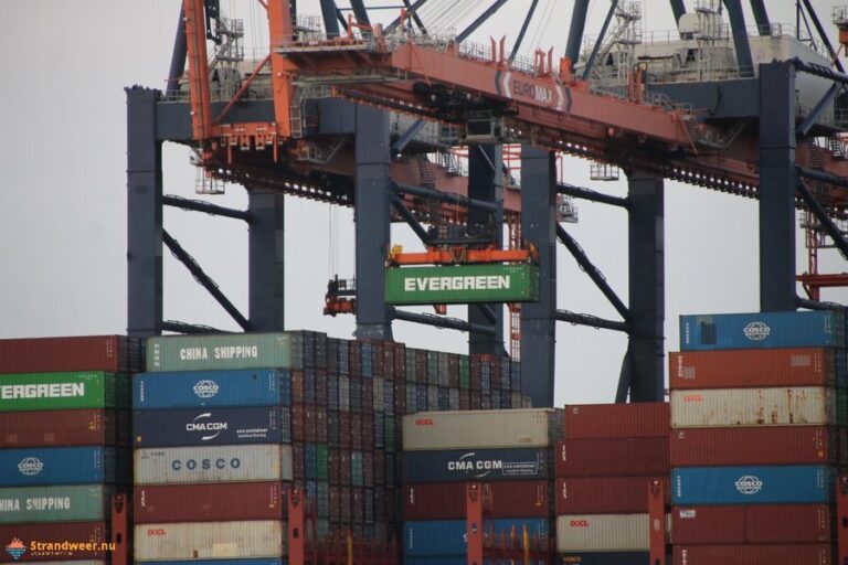 Zes jaar gevangenis geëist tegen corrupte douanemedewerker strandweer.nu/overig/zes-jaa…