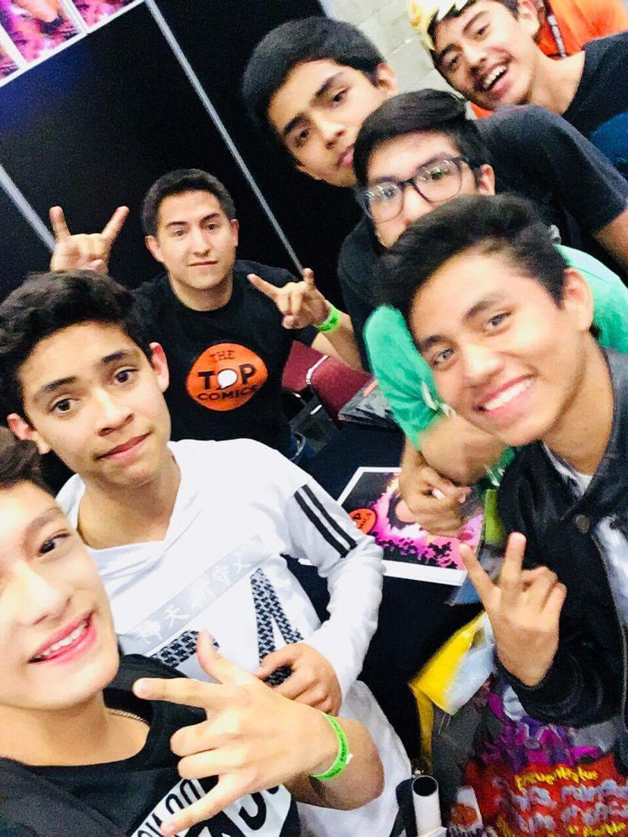 lamolemx's tweet image. #JuevesDelRecuerdo 😎 ¡En bola es mejor! Gracias a Iván Santiago por estas fotos de él y sus mejores amigos pasándola chido en #LaMoleConvention de 2017. ¿Reconoces a los invitados que aparecen a cuadro?
📷 Manda tus fotos (entre más antiguas, mejor) a redes@lamole.com.mx.