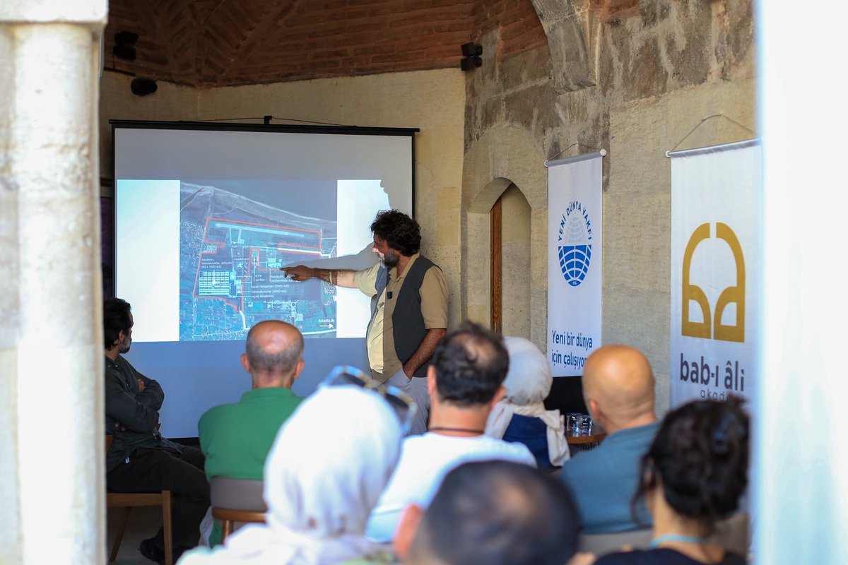 Bab-ı Âli Akademi’de, tütün hangarından fakülteye uzanan dönüşüm hikâyesini Halil İbrahim Düzenli ve Abdullah Asım Divleli’den dinledik. Yeni buluşmalarda görüşmek üzere.

#babıaliakademi #kültür #sanat #edebiyat #mimari #tasarım #yenidunyavakfi