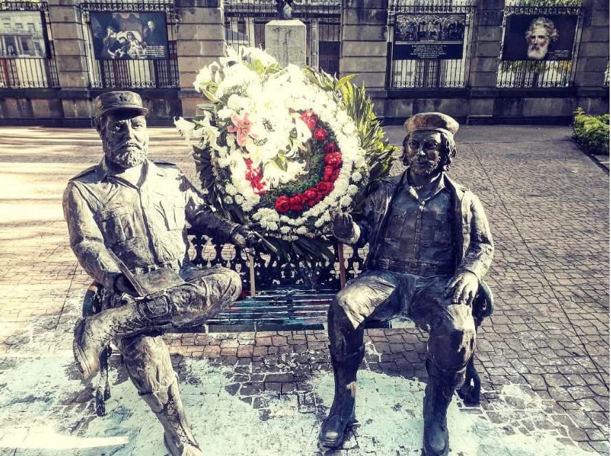 Obed_Olivares's tweet image. 📣🚫😡Condenamos la lamentable retirada de las Estatuas del #CheGuevara y #FidelCastro del Parque Tabacalera por parte de la #AlcaldesaDeDerecha @AlessandraRdlv.
Allí Vecinos, Cubanos y Militantes de #MorenaCuauhtémoc Celebramos nuestros eventos Conmemorativos.
@PartidoMorenaMx