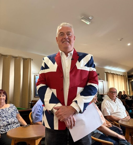Parody_PM's tweet image. In the form of a gif, what do you think of Lee Anderson's sense of style?