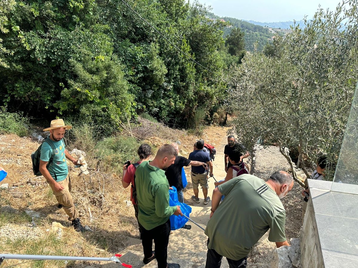 GermanEmbBeirut's tweet image. Learning by doing! 🌱🧹🌿

Locals joined @VamostodosLeb  for a hands-on workshop: forest cleanup, composting skills &amp;amp; community bonding by the campfire.

Next: tackling plastic &amp;amp; exploring a guided eco-trail to promote green habits 🌍

@AA_stabilisiert