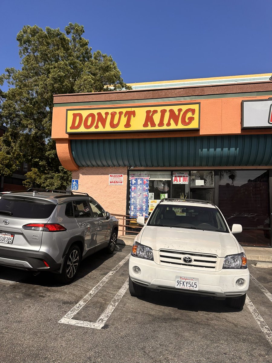 Álvar Carretero de la Fuente (@acfu) on Twitter photo Support your neighborhood’s donut 🍩 shop
#donutking #koreatown Support your neighborhood’s donut 🍩 shop
#donutking #koreatown