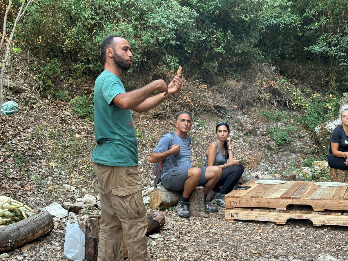 GermanEmbBeirut's tweet image. التّعّلم بالممارسة🌿
انضمّ سكان محليّون إلى @VamostodosLeb في ورشةِ عمليّة شملت تنظيف الغابة، ومهارات التّسميد العضوي، كما وتوطيد الرّوابط الاجتماعيّة بجوار نار المخيم الدّافئة. 
ما القادم؟  معالجة مشكلة البلاستيك واستكشاف مسار بيئي إرشادي لتعزيز العادات الخضراء الصّديقة للبيئة🌍