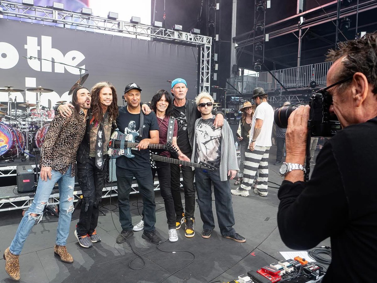 Roxy_coreactive's tweet image. When Ross Halfin isn’t taking photos of some of the biggest rock stars in the world. He’s training with me &amp;amp; Steve #Coreactive #coretraining #rosshalfin