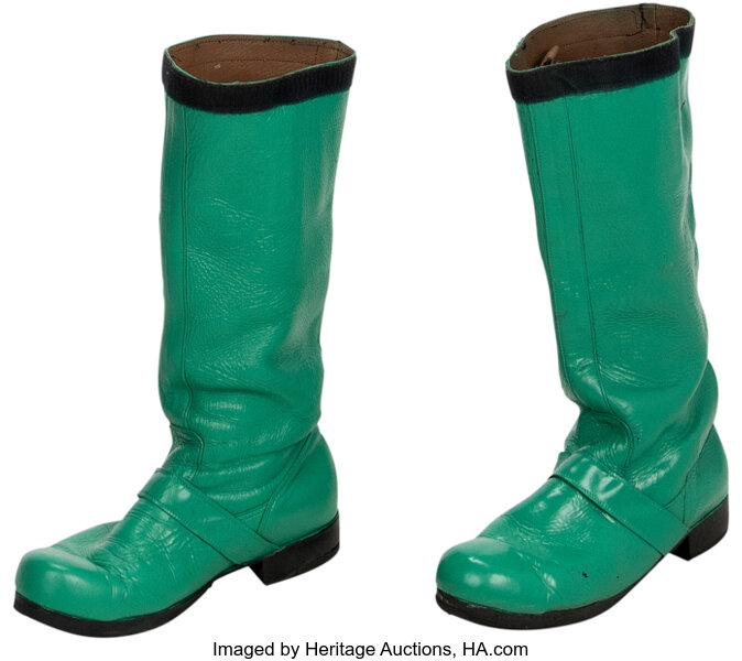 HurricaneGold_'s tweet image. Oh btw I won the RPM Green Disney Parks suits in this Power Ranger Auction! As there are 20 suits and 7 pairs of boots, I'm won't be holding on to all of them.
So, if anyone is interested in one, or has one of the other Disney Parks suits, I'm willing to sell or trade