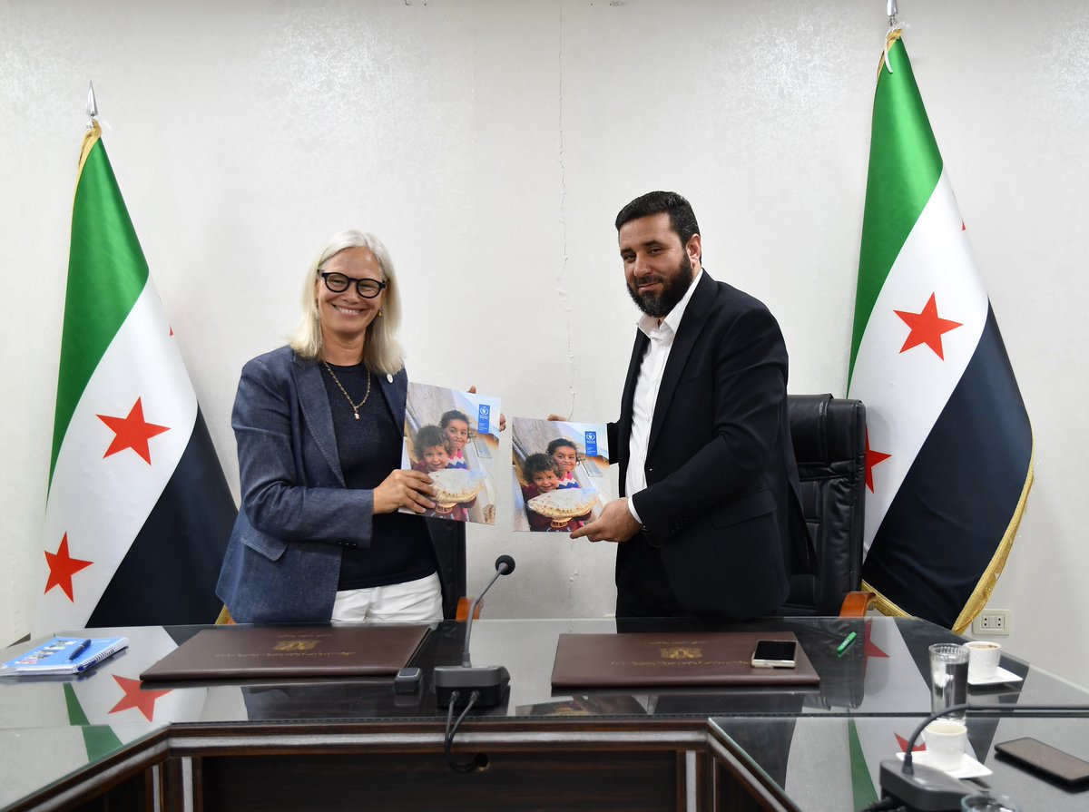 WFP_Syria's tweet image. Today, @WFP & Syria’s Ministry of Economy & Industry signed a Strategic Agreement to strengthen the food value chain in #Syria. The first priority: investing in the bread value chain.
Together, we’re supporting food security and creating livelihood opportunities for all Syrians.