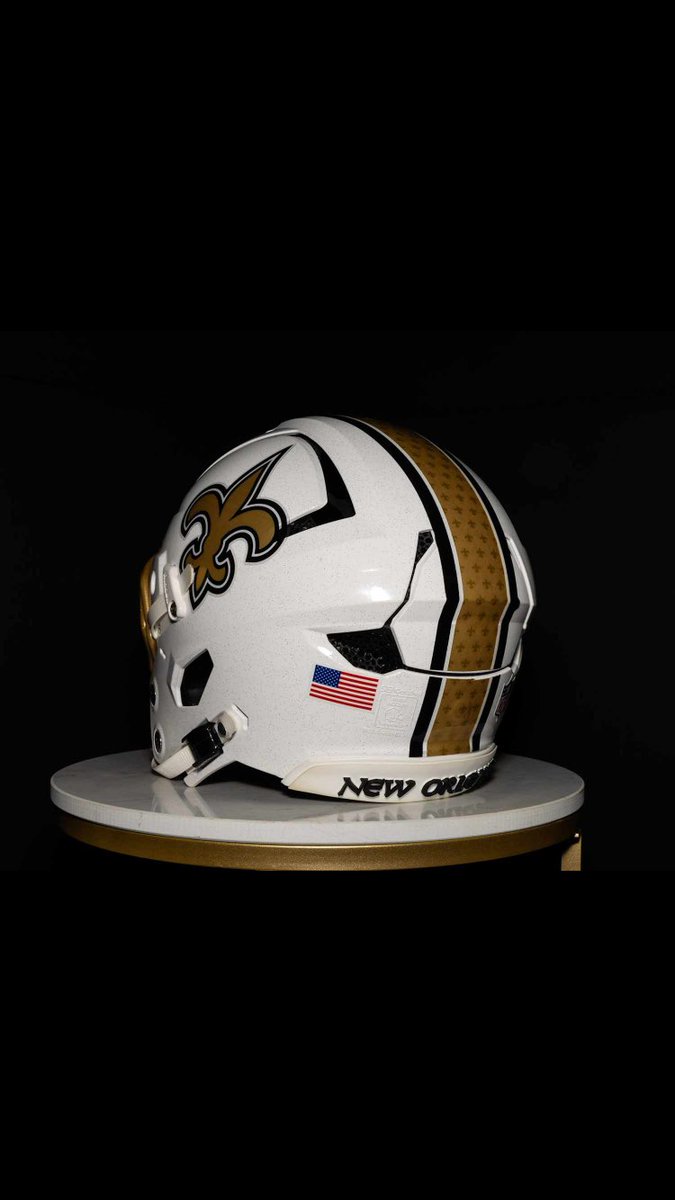 HelmetStalker's tweet image. The New Orleans Saints recent unveiled a new alternate helmet.
The helmet will feature a metallic white shell with a metallic gold facemask, their team logo and a gold stripe.