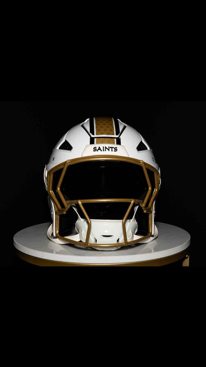 HelmetStalker's tweet image. The New Orleans Saints recent unveiled a new alternate helmet.
The helmet will feature a metallic white shell with a metallic gold facemask, their team logo and a gold stripe.