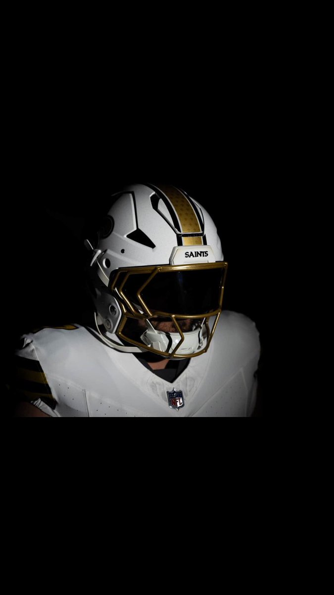 HelmetStalker's tweet image. The New Orleans Saints recent unveiled a new alternate helmet.
The helmet will feature a metallic white shell with a metallic gold facemask, their team logo and a gold stripe.