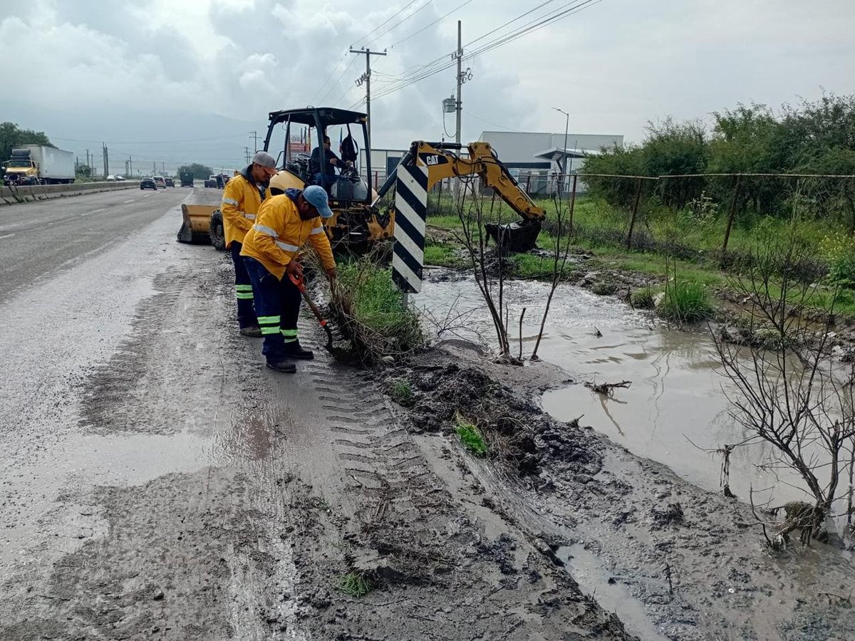 En la Carretera Estatal 500 El Paraiso - Chichimequillas, realizamos limpieza de infraestructura pluvial y bacheo. 

Nuestra labor es siempre estar a tu servicio para que transites por vialidades más seguras. 

Estamos #contigo