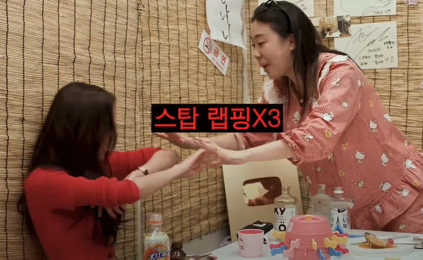 The scene where #Jisoo slides down the street is stuck in my head (Can't be unseen!) 👏😆 It's dope and hilarious at the same time. Stop rapping, Jisoo!!! #BLACKPINK 

#지수 가 길을 미끄러지듯 내려가는 그 장면이 머리에서 안 떠나 
진짜 간지나는데 웃기기도 해. 랩 그만해, 지수야!!!