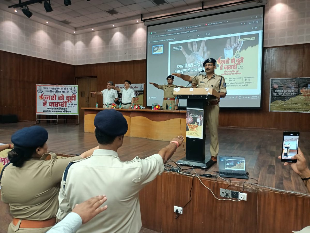 CP_Bhopal's tweet image. 🚫 &quot;नशे से दूरी - है जरूरी&quot; 🚔
#भोपाल_पुलिस द्वारा मैनिट सभागार में विशेष जागरूकता कार्यक्रम आयोजित
👮‍♂️ पुलिस आयुक्त श्री @hariips ने विद्यार्थियों को दिलाई नशा मुक्ति की शपथ
🎓 शॉर्ट मूवी, पंपलेट व प्रेरक अनुभवों से नशे के खिलाफ़ किया जागरूक ।
#नशे_से_दूरी_है_जरूरी #SayNoToDrugs