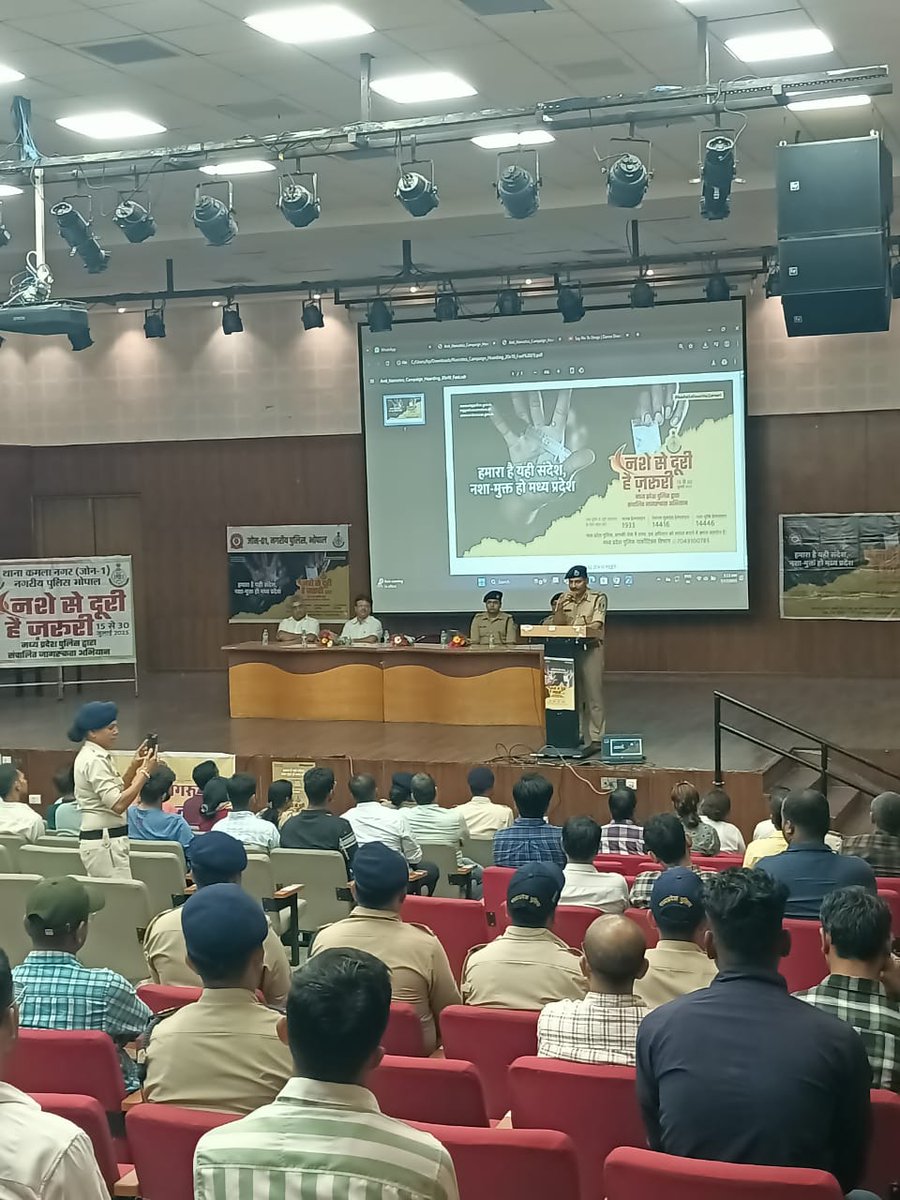 CP_Bhopal's tweet image. 🚫 &quot;नशे से दूरी - है जरूरी&quot; 🚔
#भोपाल_पुलिस द्वारा मैनिट सभागार में विशेष जागरूकता कार्यक्रम आयोजित
👮‍♂️ पुलिस आयुक्त श्री @hariips ने विद्यार्थियों को दिलाई नशा मुक्ति की शपथ
🎓 शॉर्ट मूवी, पंपलेट व प्रेरक अनुभवों से नशे के खिलाफ़ किया जागरूक ।
#नशे_से_दूरी_है_जरूरी #SayNoToDrugs