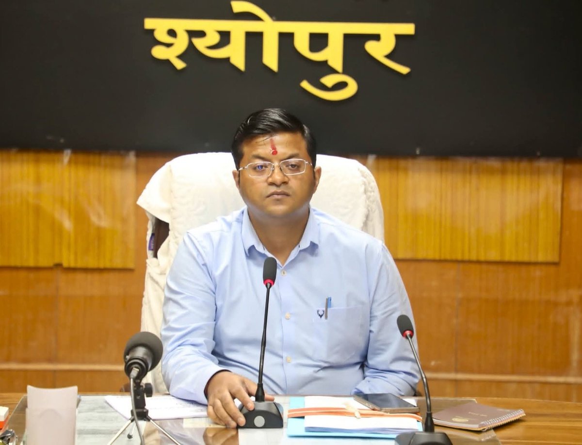 arpit_verma13's tweet image. रोज़ थोड़ा-थोड़ा करते जाओ,
एक दिन वही “थोड़ा”
तुम्हें सबसे आगे ले जाएगा।