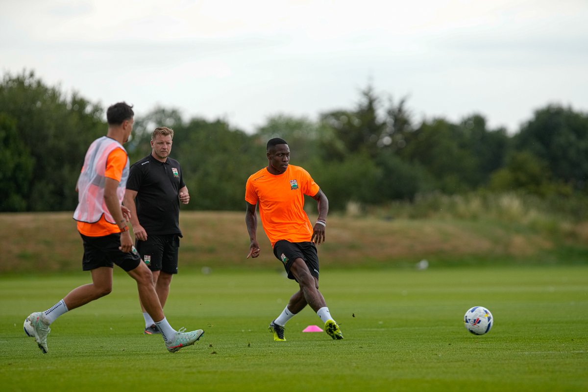 Dennis's first day with the Bees! 🐝

#BarnetFC🐝