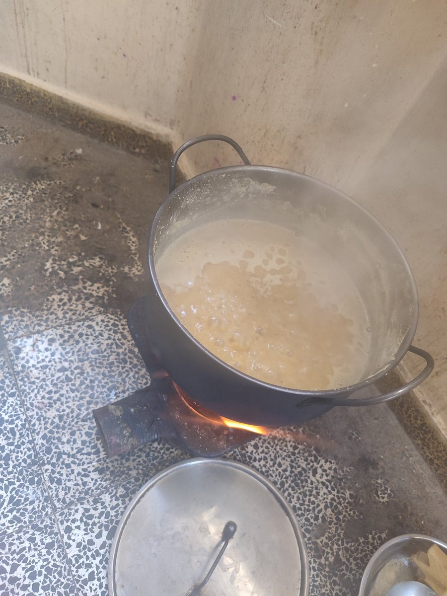 Layat1999's tweet image. Today, I was able to prepare a simple lentil meal for my children...
Despite its simplicity, it was a meal filled with love and hope... but the painful thing was that we had to eat it without bread, because the price of a kilogram of flour had reached $30.
My children's joy…