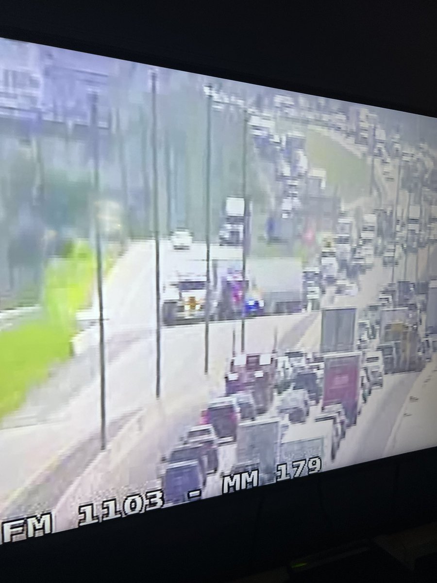 DavidChancellor's tweet image. 35 South shutdown near FM 1103.
Northbound lanes ARE open.