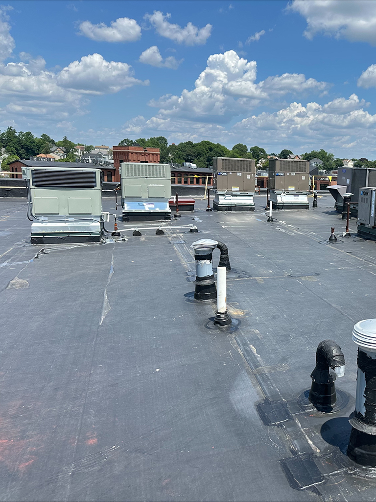 TectaAmericaNE's tweet photo. The Eagle Cornice team reroofed the four-story Eagle Lofts condo building in #Providence, RI. Eagle's team installed 12,500 SF of @JohnsManville 60 mil reinforced EPDM and is a fully adhered system. #TrustTecta #roofing https://t.co/hYQFxT71ck